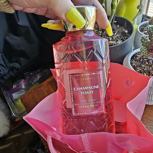 🏷️NEW Bath & Body Works Champagne Toast Holiday Gift Bag, Set of 4 Items - Picture 9 of 11